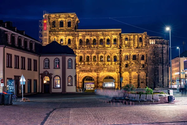 Porta Nigra, Latina - černá brána, pohled z jihu, Trier, Německo. — Stock fotografie