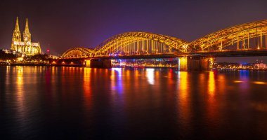 Kolner Dom Katedrali ile birlikte Hohenzollern Köprüsü 'nün arkasında Köln Kol şehrinde akşam sahnesi