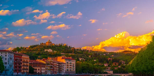 Verona, Italia. Una vista panoramica panoramica sul fiume Adige — Foto Stock