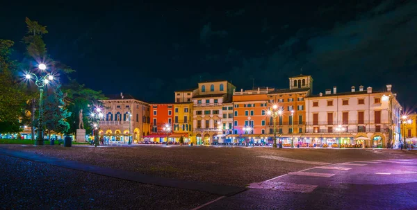 Centro de la ciudad por la noche, con antiguos edificios famosos de la ciudad de Verona, Italia — Foto de Stock