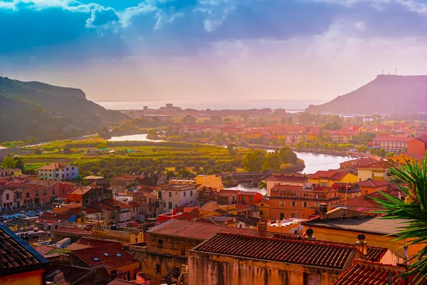 Utsikt från ovan på staden Bosa, provinsen Oristano, Sardinien, Italien. — Stockfoto