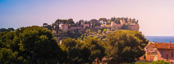 Pohled z hradu na kopci nedaleko města centra Cassis — Stock fotografie