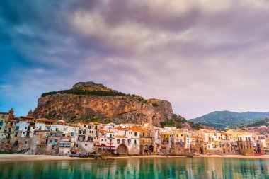 Güzel Cefalu, Sicilya, İtalya 'da, Tyrhenian Denizi kıyısındaki şaşırtıcı eski evler.