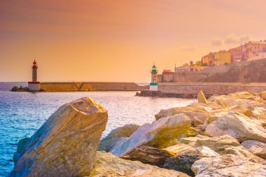 Gün batımında Bastia eski şehir merkezi, deniz feneri ve liman. Korsika, Fransa, Avrupa.