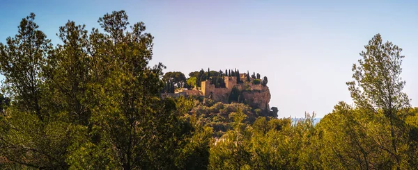 Blick auf die Burg auf einem Hügel in der Nähe des Stadtzentrums von Cassis — Stockfoto