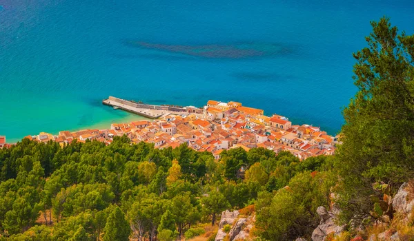 Vista real de Cefalu, Itália. Bela foto da costa siciliana . — Fotografia de Stock