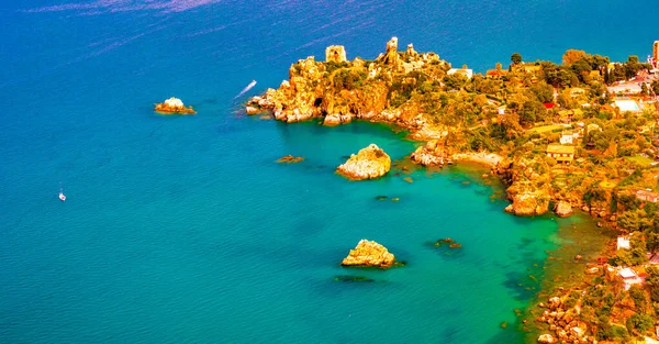 Una vista real de Cefalu, Italia. Hermosa foto de la costa siciliana . — Foto de Stock