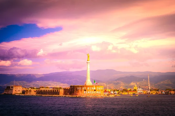 De Madonna della lettera standbeeld bij de ingang van de haven van Messina, Sicilië, Italië — Stockfoto