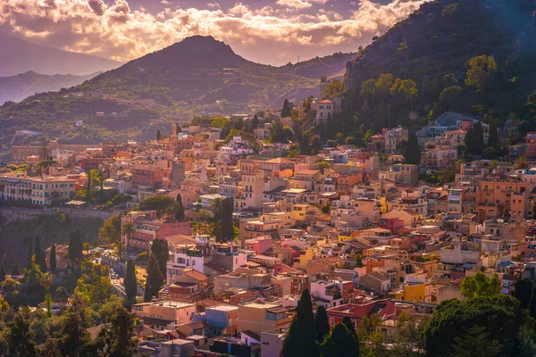 Panoramiczny widok na Taorminę, Giardini Naxos i górę Etna, na Sycylii, Włochy. — Zdjęcie stockowe