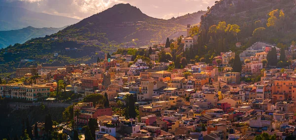 En panoramautsikt över Taormina, Giardini Naxos och Etna berg, på Sicilien, Italien. — Stockfoto