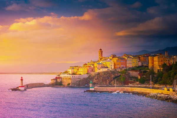 Bastia Altstadt bei Sonnenuntergang, Leuchtturm und Hafen. Korsika, Frankreich, Europa. Stockbild