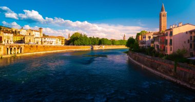 Verona, İtalya. Adige nehrinin manzaralı panoramik manzarası