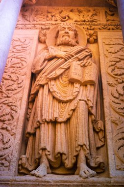 Arles, Fransa'daki batı portalı Saint Trophime Katedrali'nin ayrıntıları.