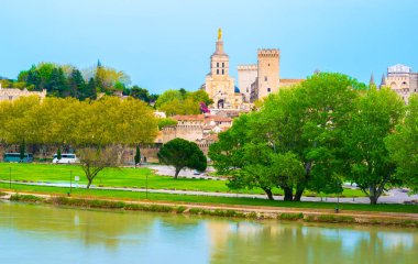 Papalar Sarayı ve Rhone nehri Avignon akşam, Fransa