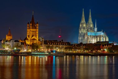 Kolner Dom Katedrali ile birlikte Hohenzollern Köprüsü 'nün arkasında Köln Kol şehrinde akşam sahnesi