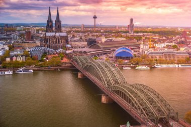 Köln katedralin havadan görünümü ve Rhein üzerinde Hohenzollern Köprüsü, Almanya