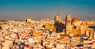 İspanya, Cadiz 'in çatılarının havadan görünüşü, Katedral' in çan kulesinden.