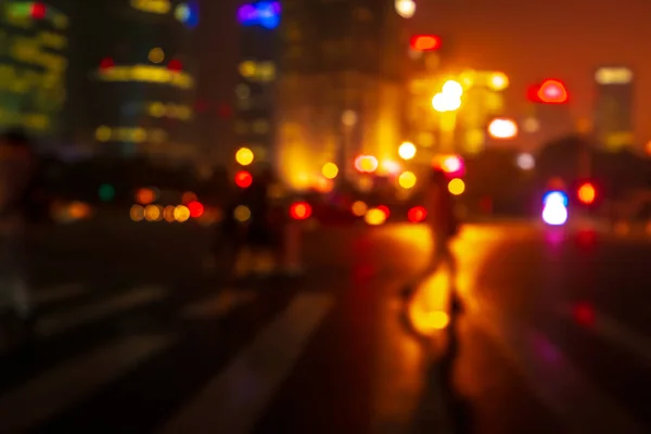 Abstrakter Hintergrund von Menschen, die nachts über den Fußgängerüberweg in Shanghai, China gehen. — Stockfoto