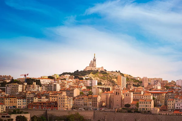 Vista panorâmica aérea sobre a basílica de Notre Dame de la Garde e o antigo porto de Marselha, França — Fotografia de Stock