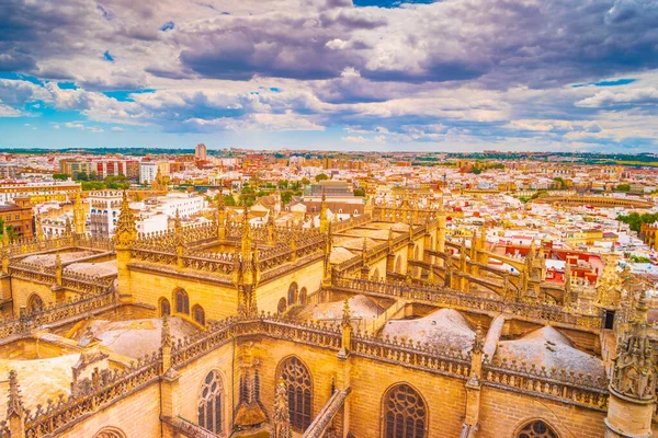 Vista aérea de la ciudad de Sevilla y Catedral de Santa María de la Sede en Sevilla, Andalucía, España, Europa — Foto de Stock