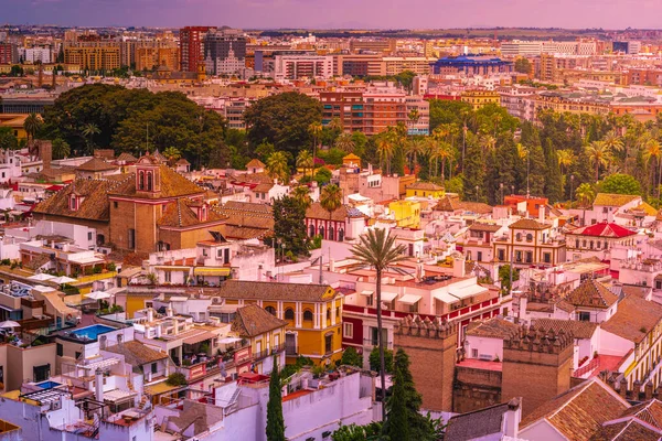 Vista aérea de la ciudad de Sevilla y Catedral de Santa María de la Sede en Sevilla, Andalucía, España, Europa — Foto de Stock