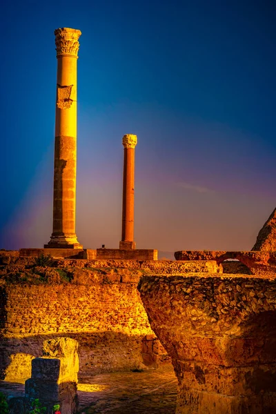 Colorido atardecer en Cartago. Baños de Antonius en Cartago Túnez — Foto de Stock