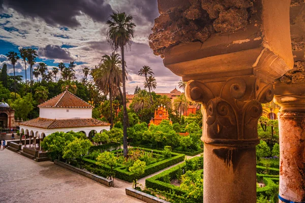 Garden and Gallery of Grutescos in Alcazar of Seville, Spain — Stock Photo, Image