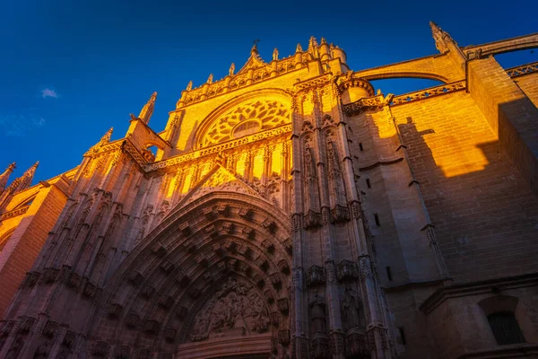 Hermoso edificio gótico de la Catedral de Santa María Sevilla, Andalucía, España — Foto de Stock