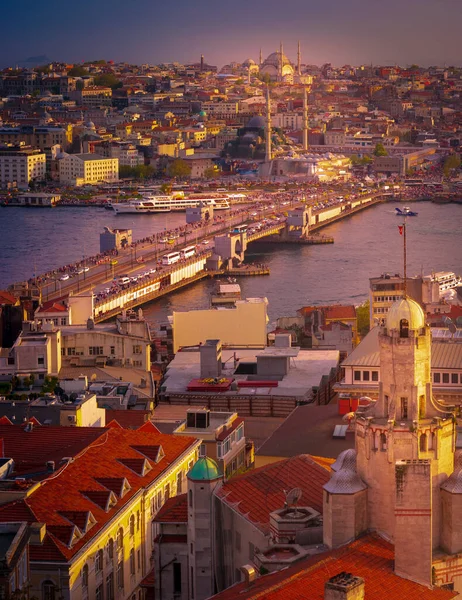从加拉塔塔看，金角上的加拉塔大桥。黄昏时分，土耳其，伊斯坦布尔. 图库图片