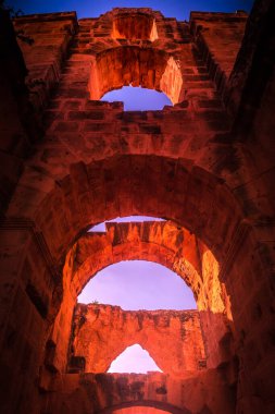Suçlu El Djem veya El-Jem, Tunus Mahdia Valiliği ın Roman amphitheater.