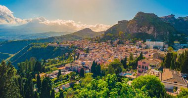 Sicilya, İtalya 'daki Taormina, Giardini Naxos ve Etna Dağı' nın panoramik görüntüsü.