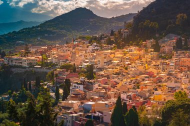 Sicilya, İtalya 'daki Taormina, Giardini Naxos ve Etna Dağı' nın panoramik görüntüsü.