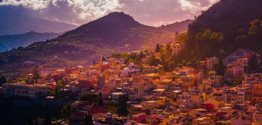 Sicilya, İtalya 'daki Taormina, Giardini Naxos ve Etna Dağı' nın panoramik görüntüsü.