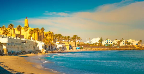 Bir Antik şehir ve Akdeniz üzerinde popüler turizm Tunus Monastir olduğunu.