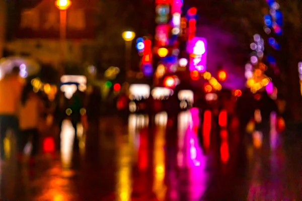 Ночью в Шанхае люди переходили дорогу в неположенном месте . — стоковое фото