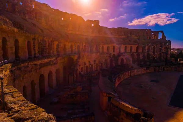 Anfiteatro romano de Thysdrus en El Djem o El-Jem, una ciudad en la provincia de Mahdia de Túnez . —  Fotos de Stock