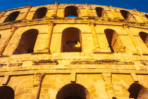 A római amfiteátrum El Djem vagy El-Jem, Mahdia kormányzóság Tunézia város Thysdrus. — Stock Fotó