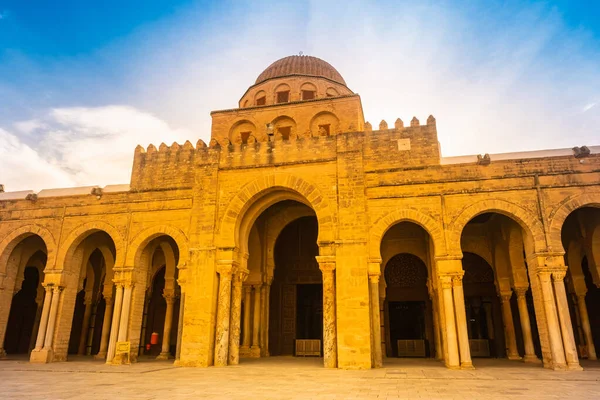 Alte große moschee in kairouan in sahara wüste, tunesien, afrika — Stockfoto