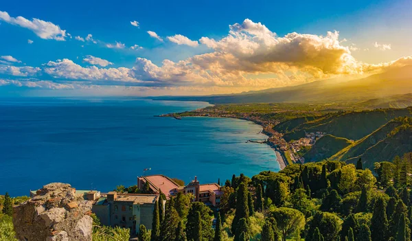 A panorámás kilátás nyílik Taormina, Giardini Naxos és Etna-hegy, Szicília, Olaszország. — Stock Fotó
