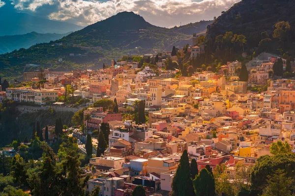 意大利西西里陶尔米纳、贾尔迪尼 · 纳科斯和埃特纳山的全景. — 图库照片
