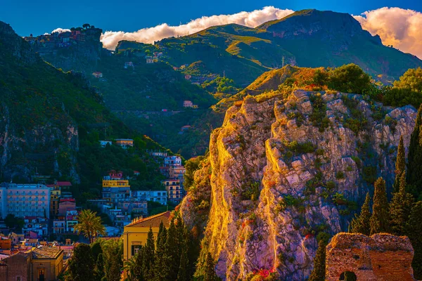 A panorámás kilátás nyílik Taormina, Giardini Naxos és Etna-hegy, Szicília, Olaszország. — Stock Fotó