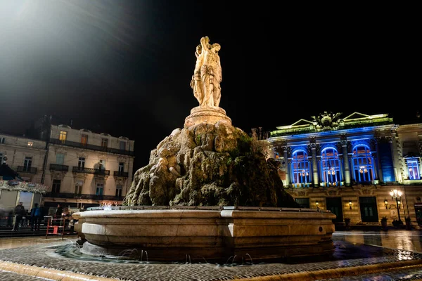 Zobacz na pomnik trzy Gracje z budynku na tle miasta Montpellier we Francji — Zdjęcie stockowe