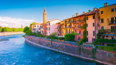 Verona, İtalya. Adige nehrinin manzaralı panoramik manzarası