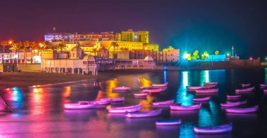 Cadiz sahilinde romantik bir gün batımı. Cadiz sahilindeki eski sahil beldesi..