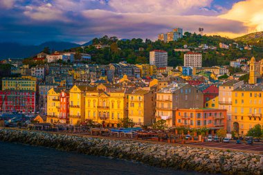 Gün batımında Bastia eski şehir merkezi, deniz feneri ve liman. Korsika, Fransa, Avrupa.