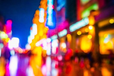 İnsanlar arka plan arasında gece yaya geçidi Shanghai, Çin.