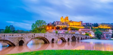 Katedral ve Pont Vieux geceleri. Beziers