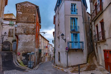 Fransız kasabasının Beziers caddelerinin etkileyici mimarisi.