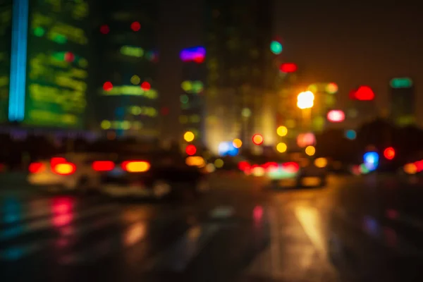 Résumé de People across the crosswalk la nuit à Shanghai, en Chine . — Photo