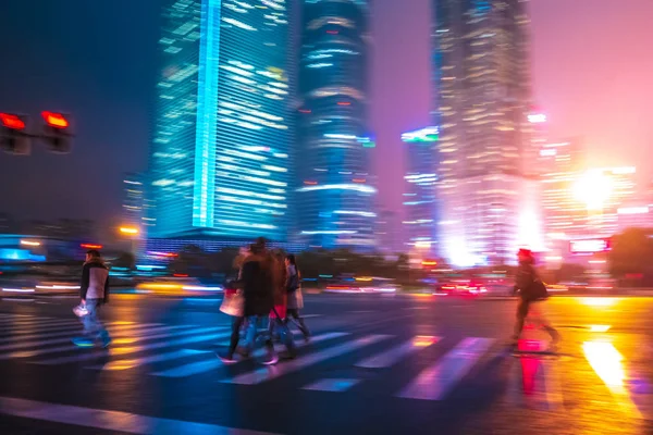 Streszczenie tło osób na przejściu dla pieszych w nocy w Szanghaju, Chiny. — Zdjęcie stockowe